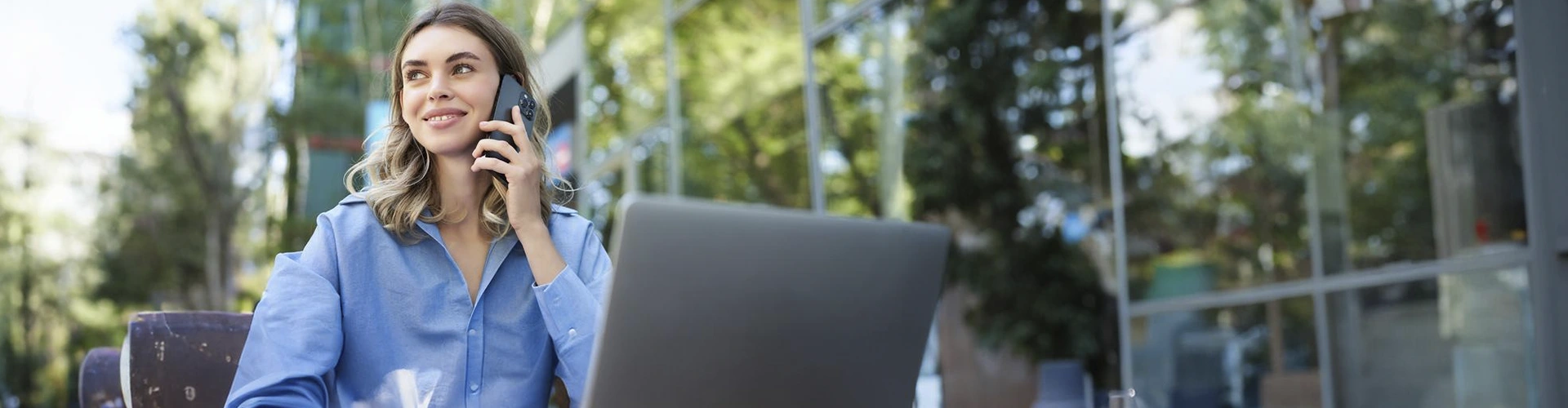 salón con sofá y mesa y escaleras al fondo