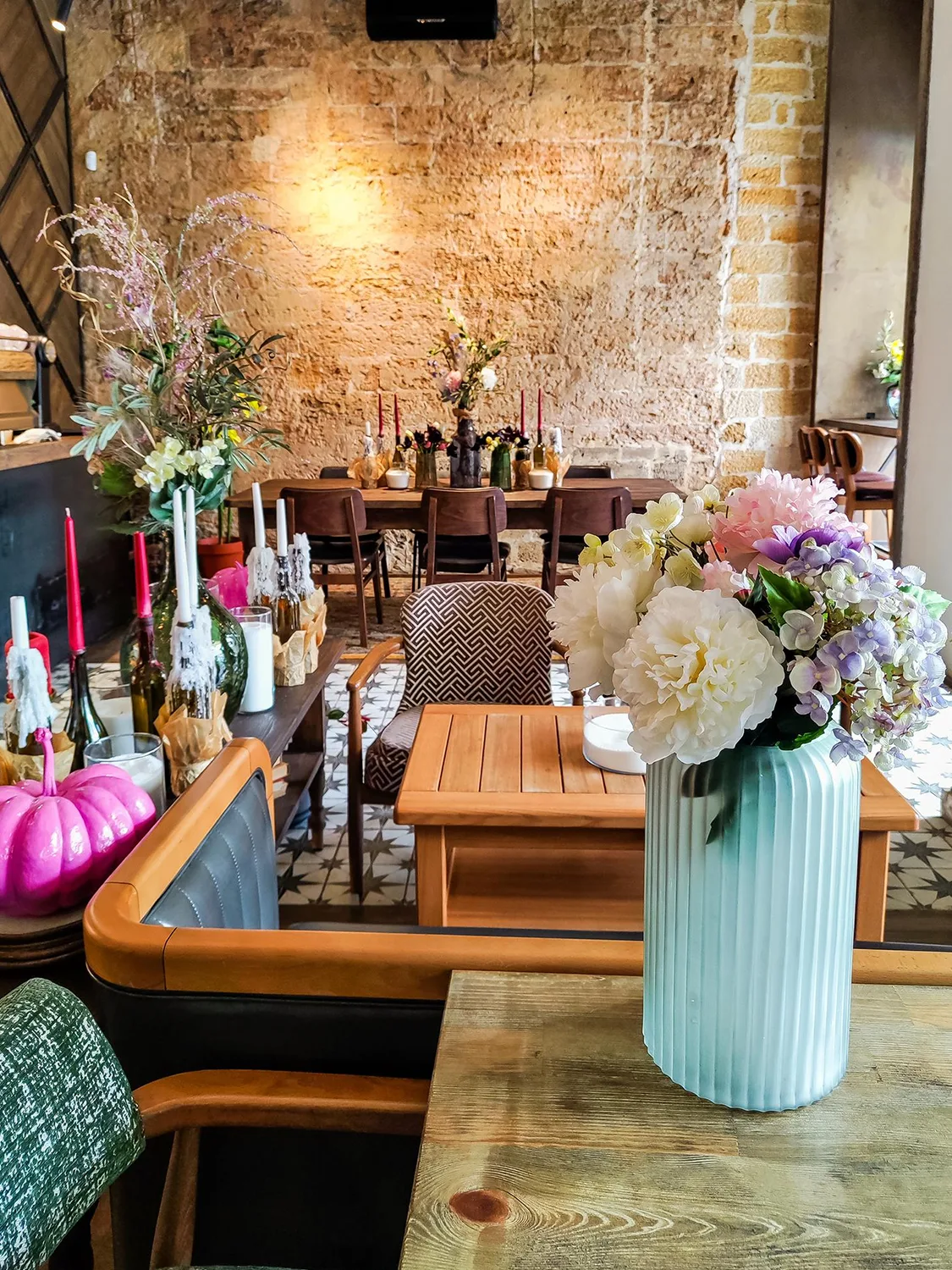 café vintage decorado con flores y velas colores