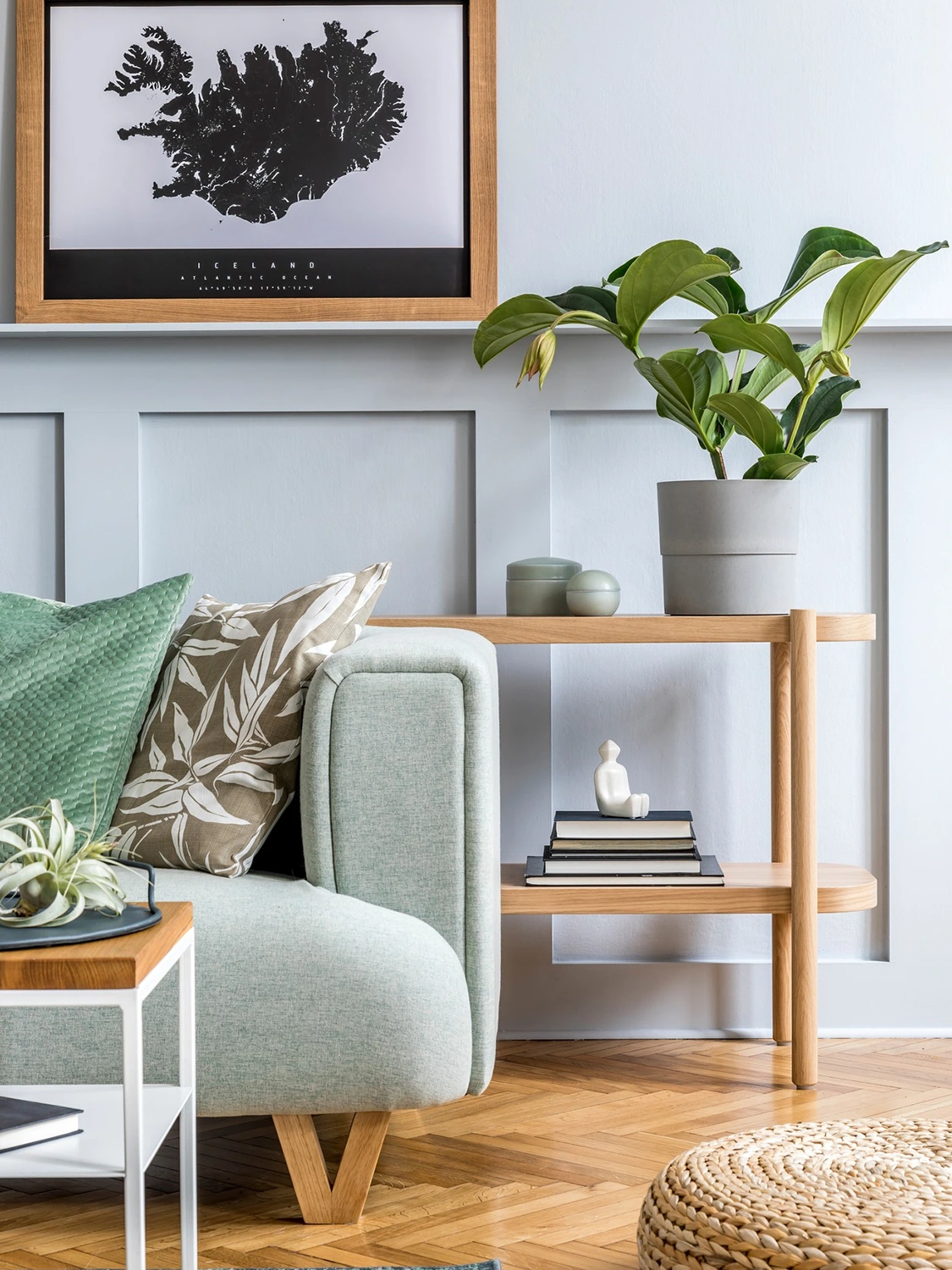 detalle de salón con sofá muebles y cuadros