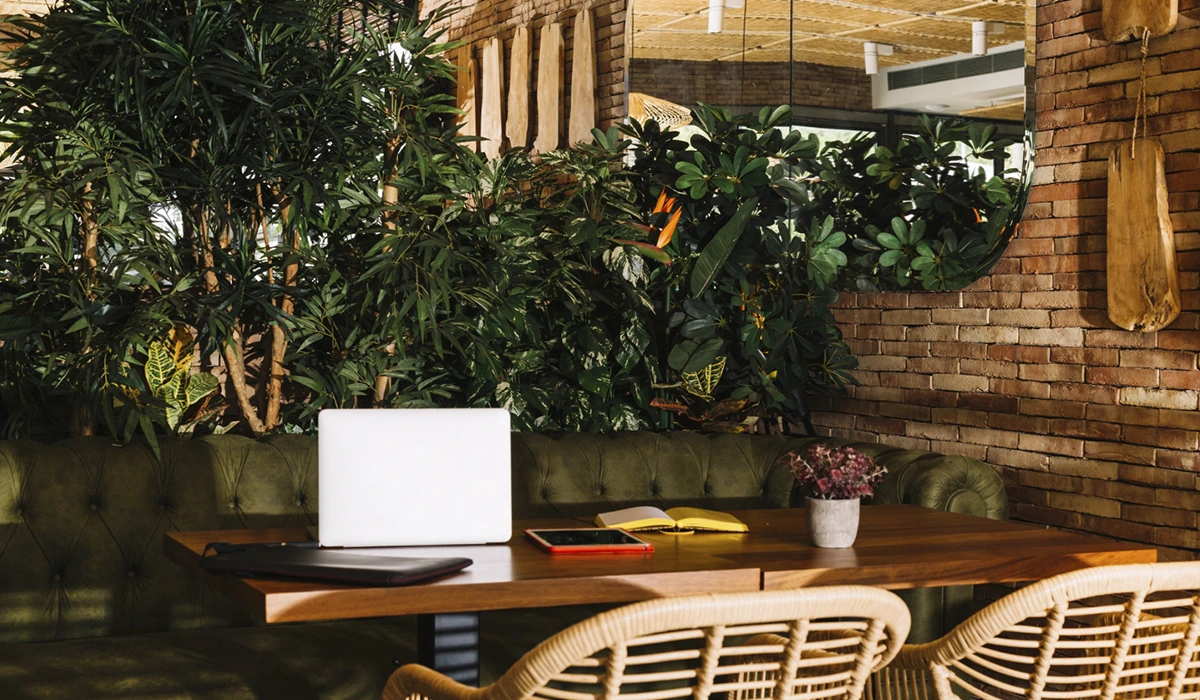 foto mesa, portátil y sillas en interior de local